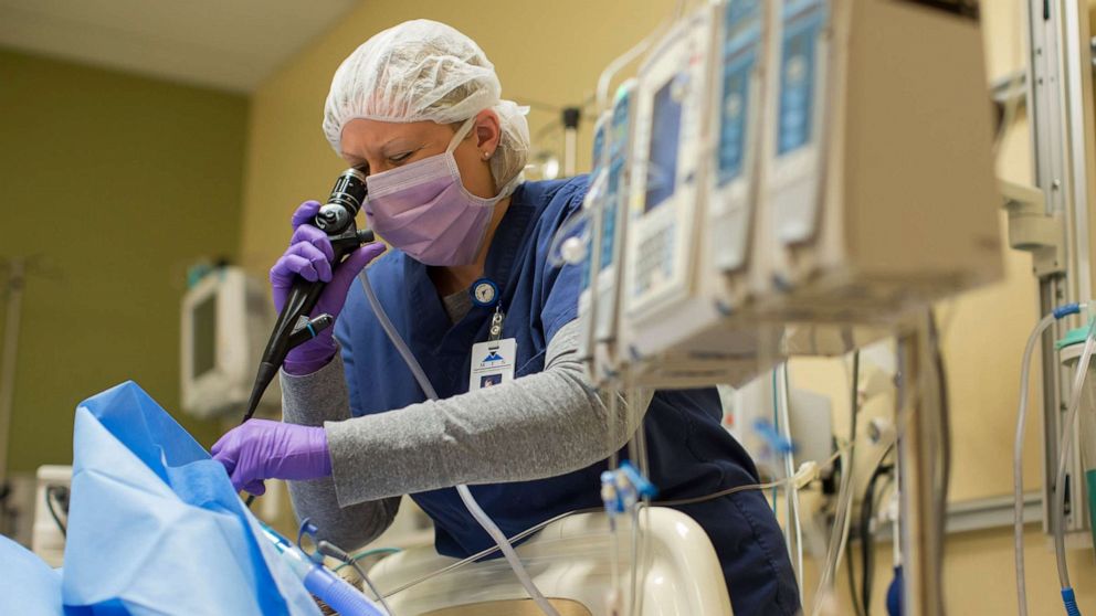 PHOTO: Organ procurement coordinator Lindsey Cook performs a bronchoscopy to remove mucus from the lungs of an organ donor at Mid-America Transplant Services in St. Louis, Feb. 21, 2014. 