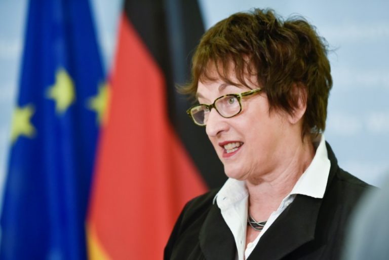 Job cuts could boost populists, German minister tells Siemens