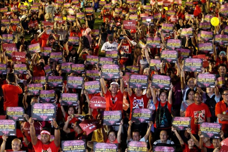 Thousands rally in Malaysia to oust premier Najib