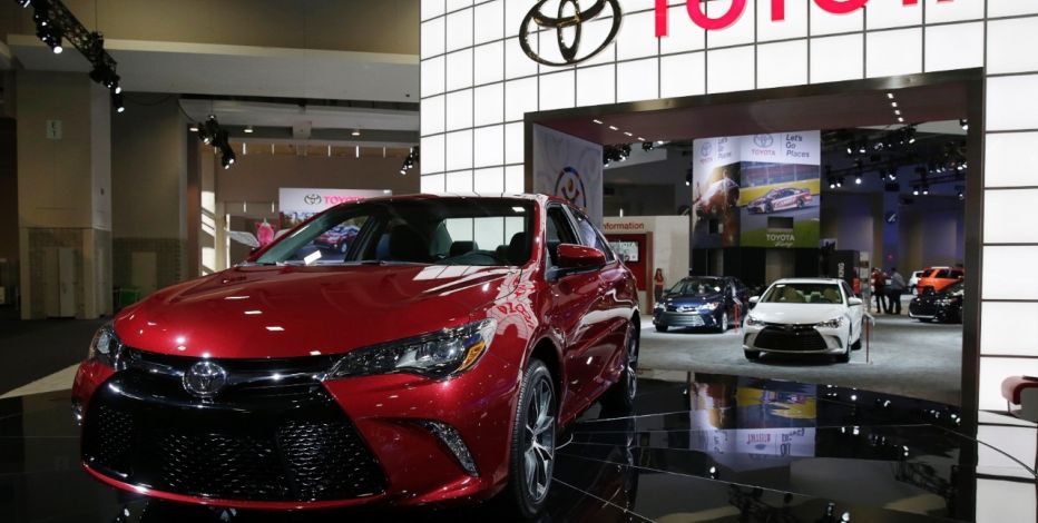 A 2015 Toyota Camry (L) is seen at the press day for the Washington Auto Show in Washington January 22, 2015.