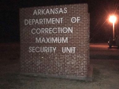 Arkansas prison guards held hostage by 2 inmates released, captors in custody