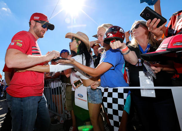 Dale Earnhardt Jr. on NASCAR finale: “This is gonna be a weird day”