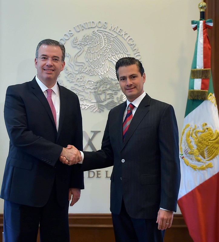Mexico's President Pena Nieto shakes hands with newly appointed Central Bank Governor Diaz de Leon at Los Pinos presidential residence in Mexico City