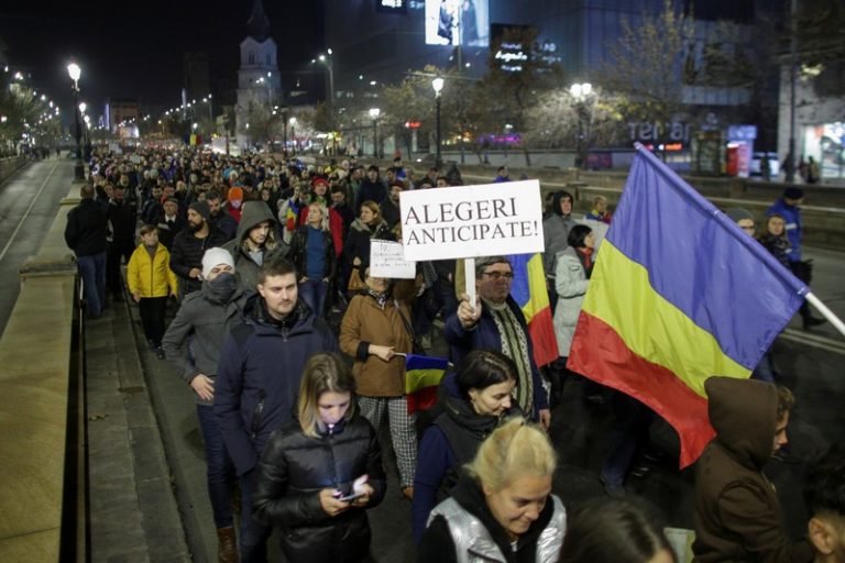 Thousands of Romanians protest ruling party’s judicial overhaul plans