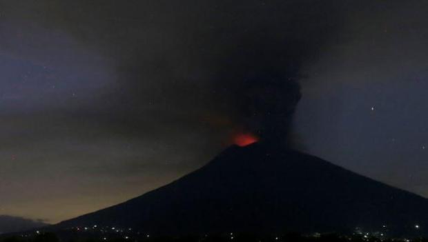 Volcano alert at highest level as danger zone expands