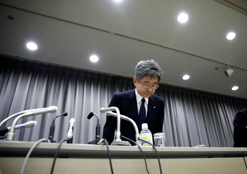 Kobe Steel Executive Vice President Naoto Umehara bows his head to apologise after a news conference in Tokyo