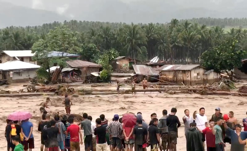 People attempt to rescue flood victims in Lanao Del Norte