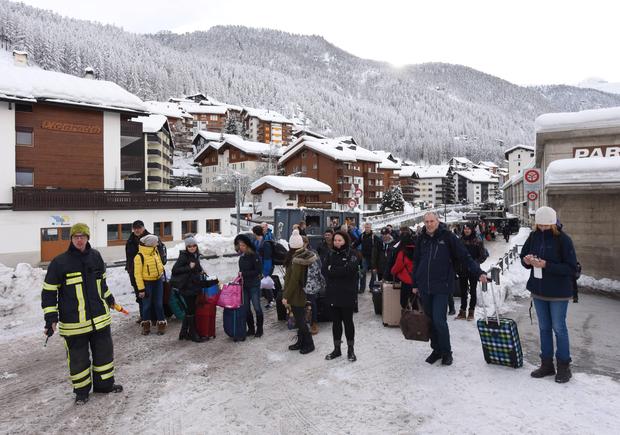 “Air bridge” for tourists stranded at resort amid avalanche fears