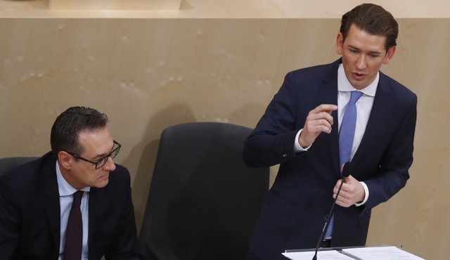 Chancellor Kurz of the OeVP delivers a speech next to Vice Chancellor Strache of the FPOe during a session of the parliament in Vienna