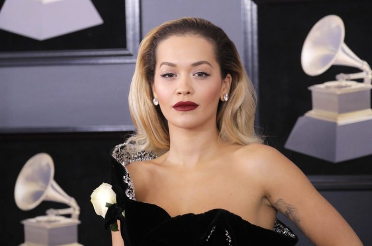 On red carpet, Grammys stars don white roses in solidarity with women