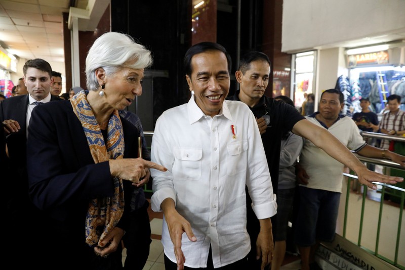 Christine Lagarde, Managing Director of the International Monetary Fund and Indonesian President Joko Widodo chat during a visit to the Tanah Abang market in Jakarta