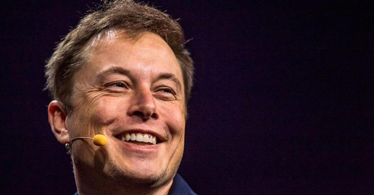 Jeff Bezos tweets about SpaceX rocket launch, Elon Musk replies with kiss emoji