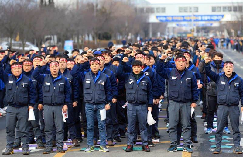 Members of the GM Korea union, a subcommittee for Korea Metal WorkersÕ Union, hold a meeting to demand GM Korea withdraw its plan to shut down Gunsan manufacturing plant in Gunsan