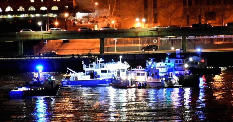 5 passengers killed after helicopter crashes into New York’s East River