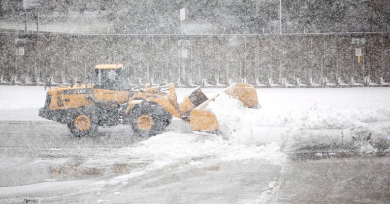 Blizzard bears down on New England, snarling travel