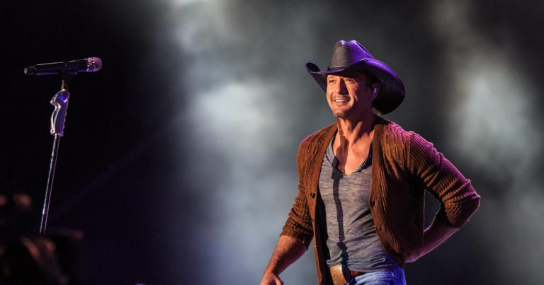 Tim McGraw collapses on stage