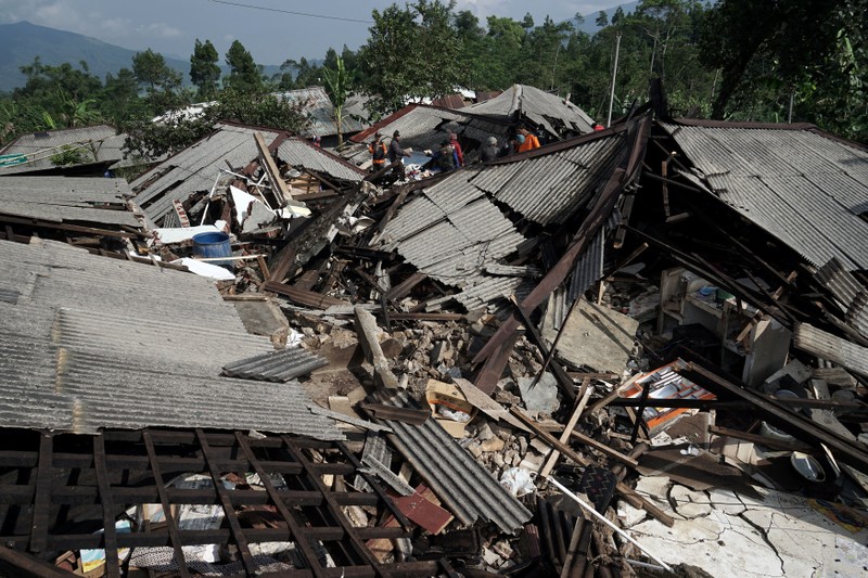 Rescue workers and volunteers clear an area of debris following yesterday's 4.4 magnitude quake in Kertosari Village, Banjarnegara, Central Java