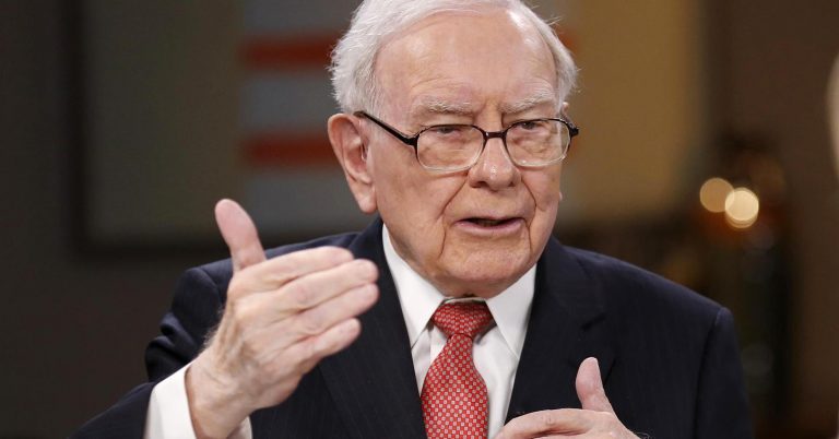 Buffett doubles down on doing business with gun owners, and Berkshire’s crowd erupts in applause