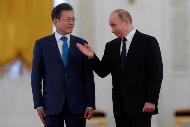 Russian President Putin and South Korean President Moon attend a welcoming ceremony in Moscow