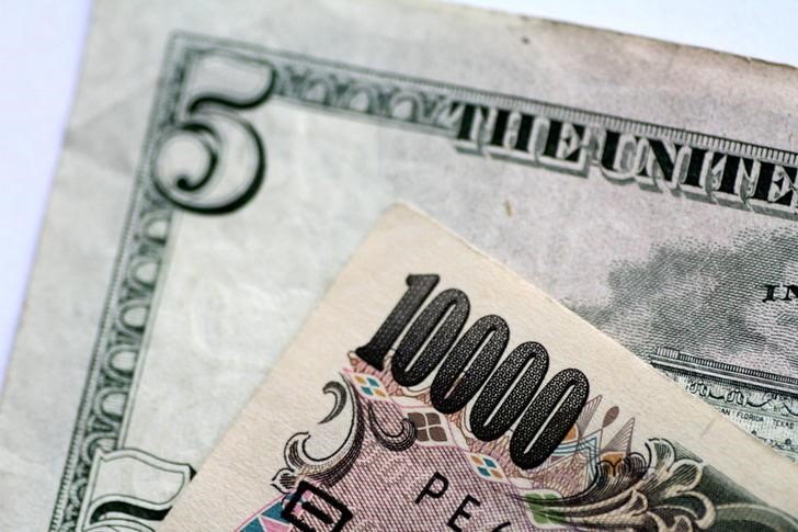 FILE PHOTO: Illustration photo of U.S. Dollar and Japan Yen notes