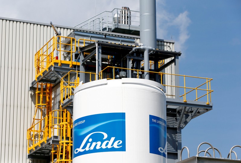 FILE PHOTO: FILE PHOTO: Linde Group logo is seen at company building in Munich