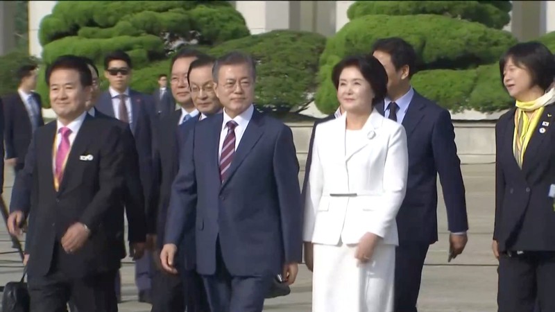 South Korean President Moon Jae-in and First Lady Kim Jung-sook before departing Seoul Airbase for Pyongyang