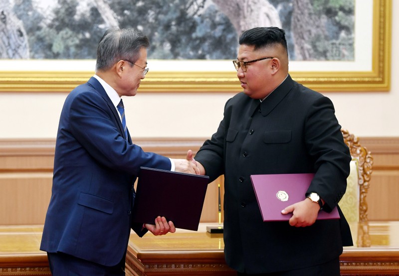 South Korean President Moon Jae-in shakes hands with North Korean leader Kim Jong Un after signing the joint statement in Pyongyang