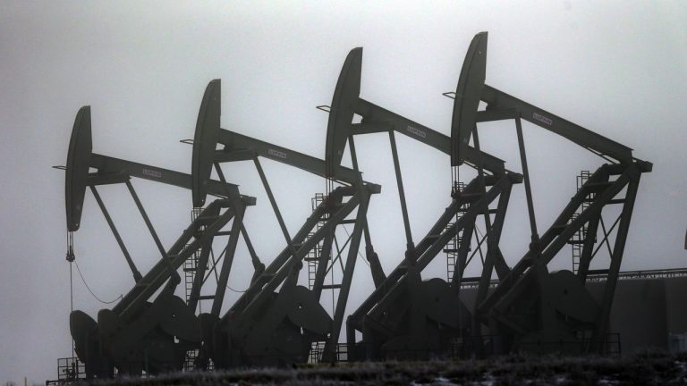Oil prices drop as oversupply looms amid global market woes