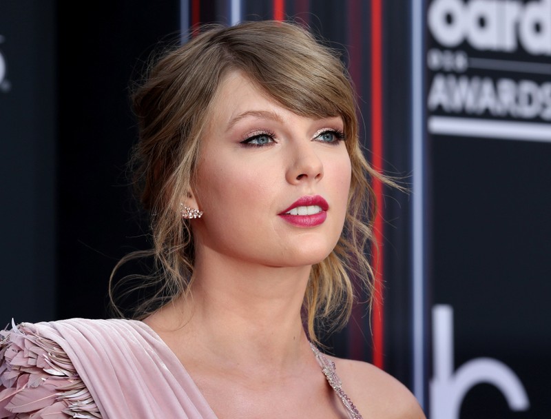 FILE PHOTO: Singer Taylor Swift arrives at the 2018 Billboard Music Awards in Las Vegas