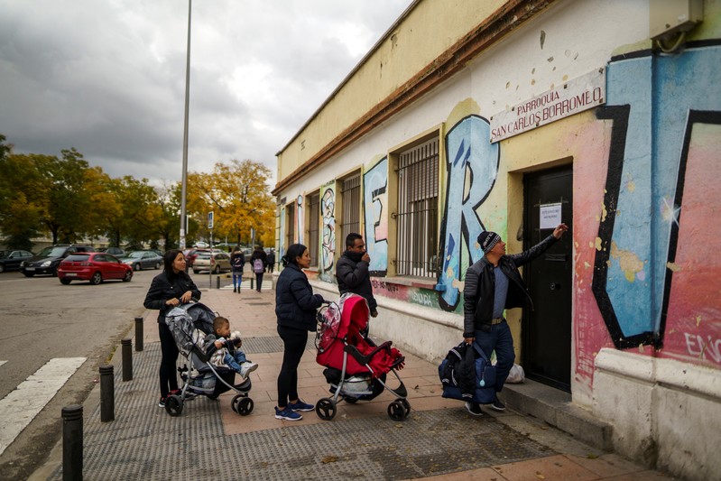 Salvadoran Nelson Delgado, Jeimy Elisabeth, Luis Mata, Veronica Velasquez and their two children arrive at the San Carlos Borromeo parish house, following their asylum request in Madrid