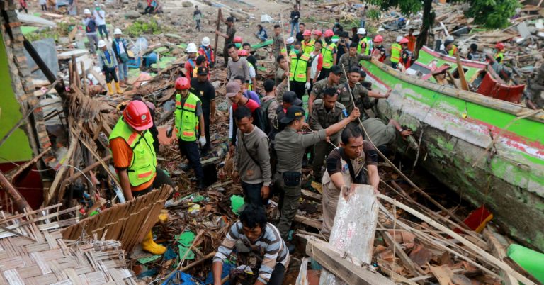 Death toll spikes in Indonesian tsunami, which leaves over 200 dead and 800 injured