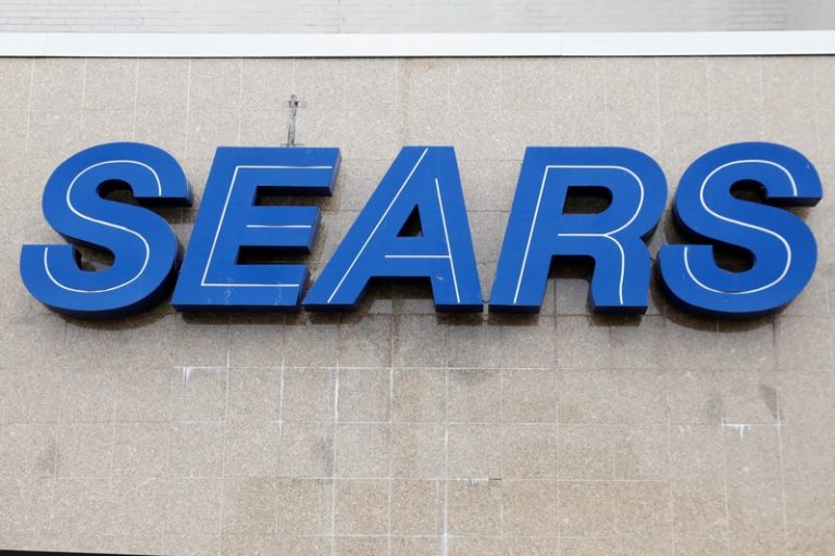 Sears Chairman Lampert offers to buy bankrupt retailer