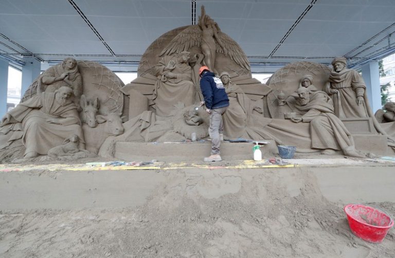 Vatican’s St. Peter’s Square gets 720-ton sand nativity scene