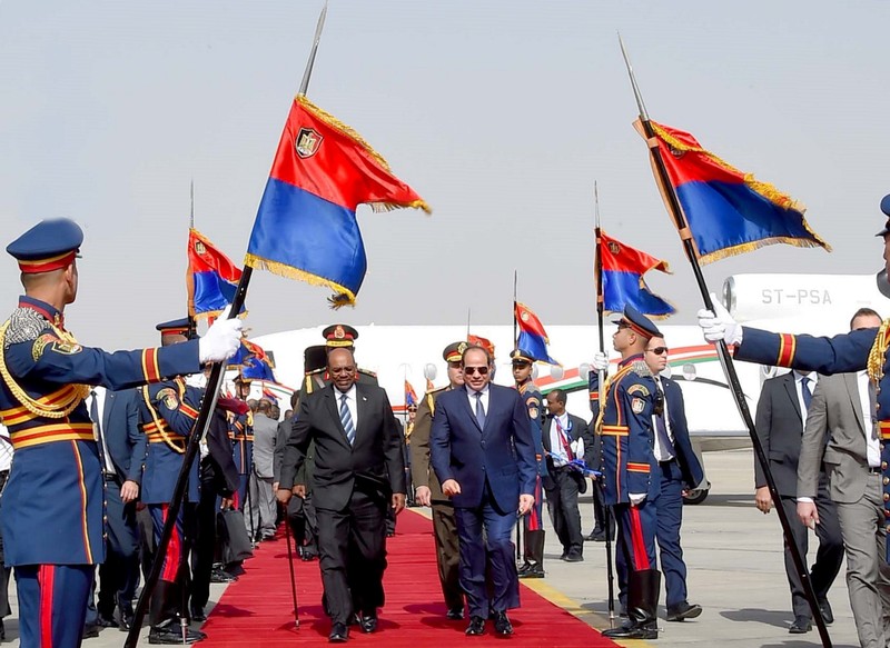 Egyptian President Abdel Fattah al-Sisi shakes inspects an honour guard with his Sudan counterpart Omar al-Bashir upon the latter's arrival at Cairo's Airport