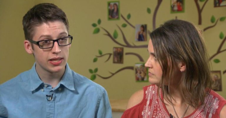 Teen defies mom, gets vaccinated after turning to strangers online