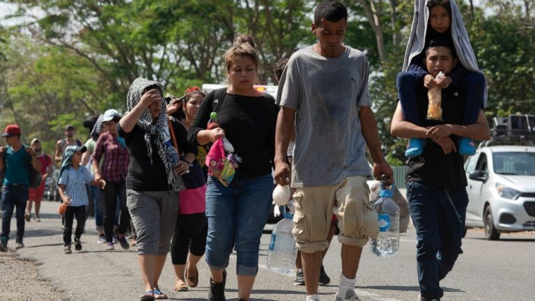 Caravan of 40 Salvadoran migrants sets out for US border