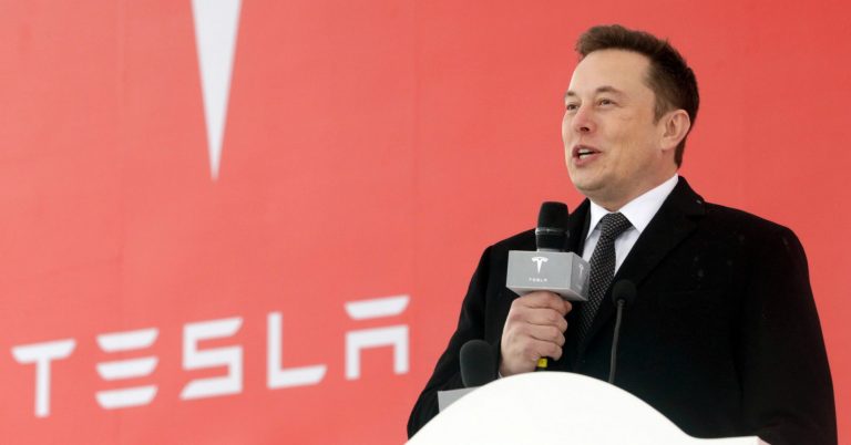Elon Musk just sent this memo to employees about the cheaper Model 3 and store closures