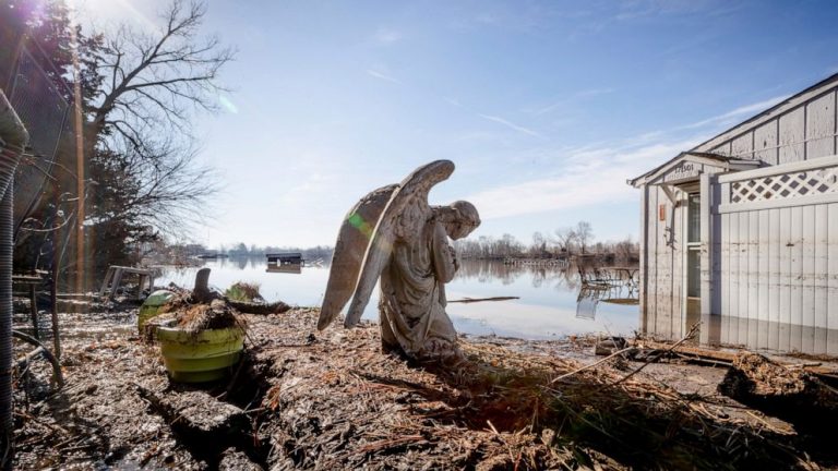 Experts warn Midwest flood risk may persist for months