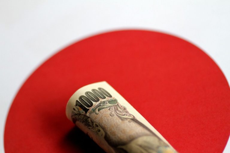 Yen strengthens, shares skid on U.S. recession fears