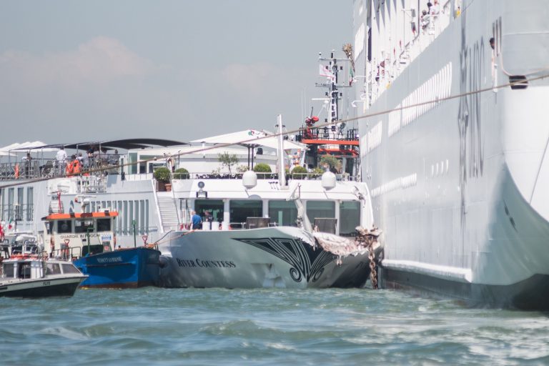 5 injured in Venice as cruise ship slams into tourist boat