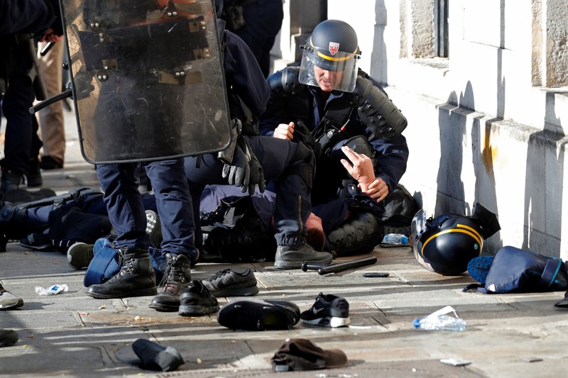 Undocumented migrants storm Pantheon monument in Paris