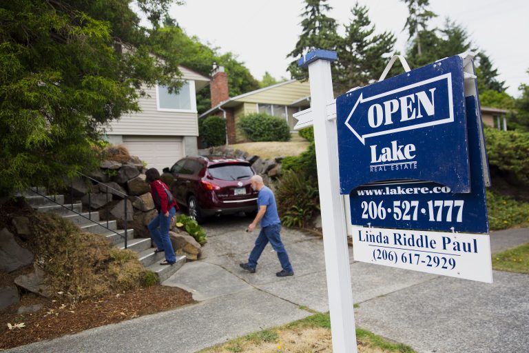 Weekly mortgage applications drop as rates rise and homebuyers pull back