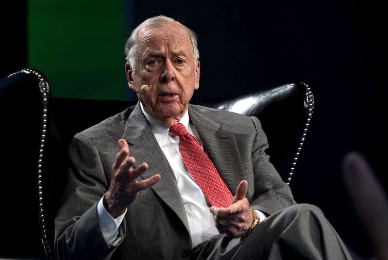 FILE PHOTO: T. Boone Pickens, CEO of BP Capital, speaks on a panel at the annual SkyBridge Alternatives Conference in Las Vegas