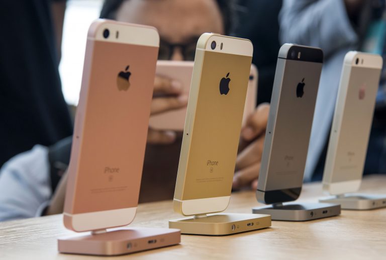 A new smaller, cheaper iPhone could boost sales in early 2020, top Apple analyst Kuo predicts