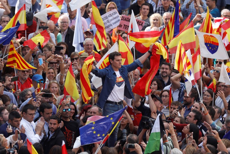 Supporters of the unity of Spain demonstrate in Barcelona