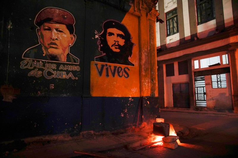 Images depicting Venezuela's late president Hugo Chavez and late revolutionary hero Ernesto 