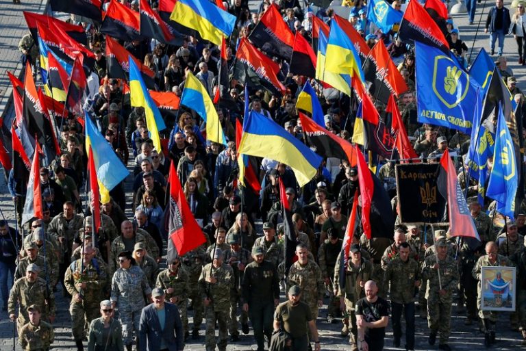 Thousands march in Kiev in protest against Donbass peace plan