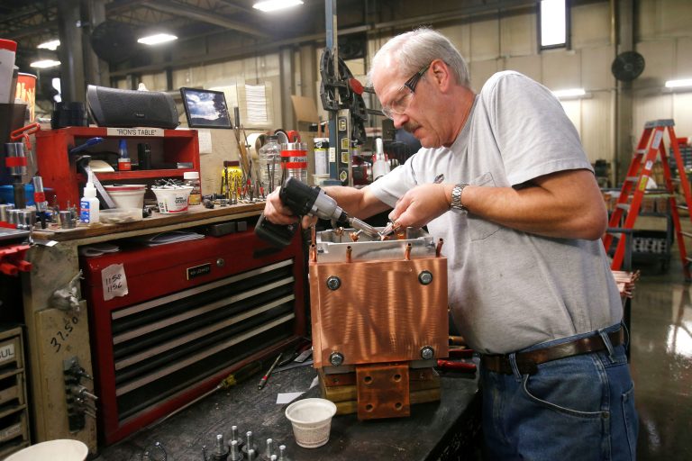 US manufacturing contracts to worst level in a decade