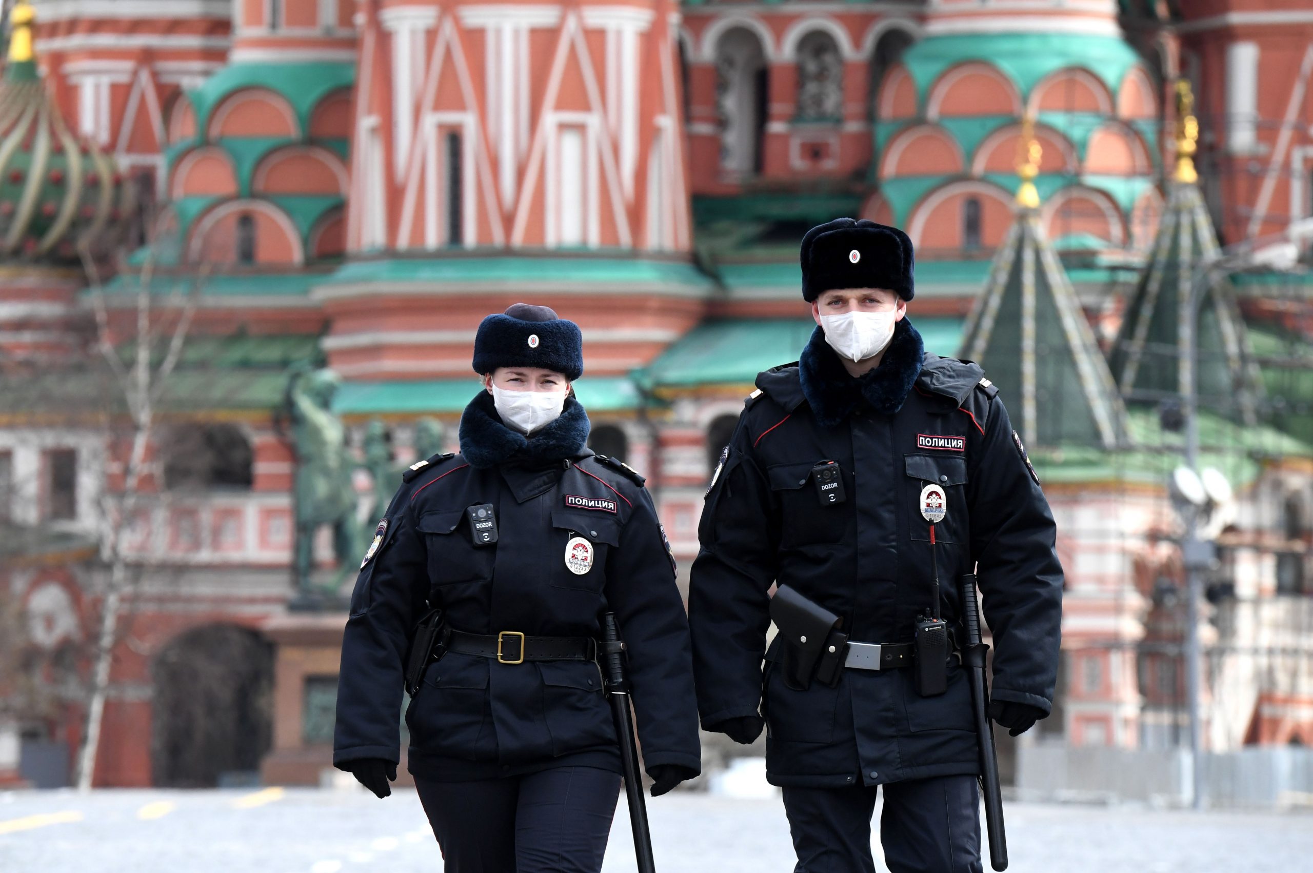 Отправь полицию. Полиция на красной площади. Полицейские на красной площади. Милиция на красной площади. Москва полиция маска.