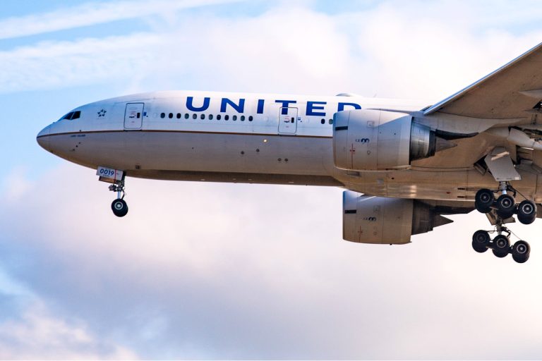 United Airlines loses $1.6 billion in the second quarter as pandemic saps travel demand